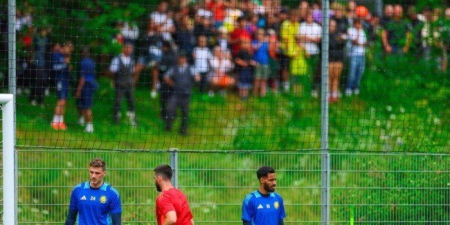 مشجع يقتحم معسكر النصر في النمسا بسبب رونالدو - بلس 48