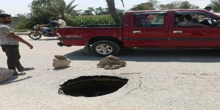 هبوط أرضي أمام مصنع الغزل والنسيج بالفيوم - بلس 48