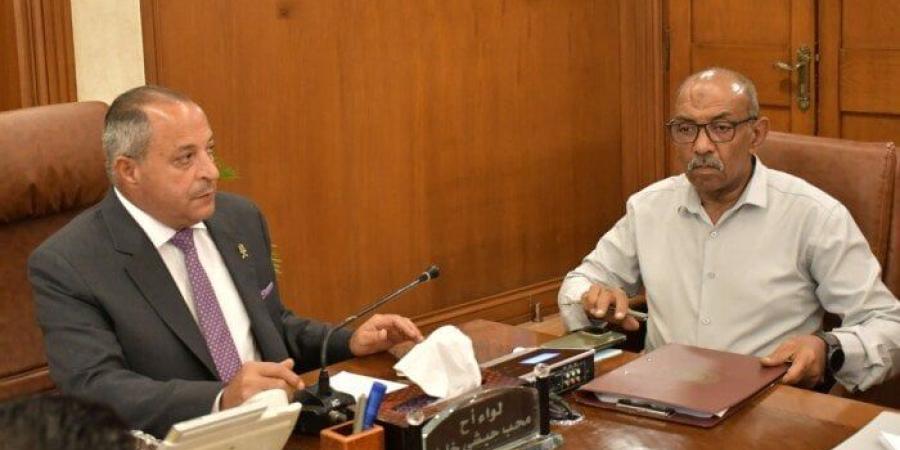 محافظ بورسعيد يتابع مستجدات العمل في ملفات النظافة وإزالة الإشغالات - بلس 48