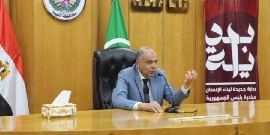 محافظ المنيا يلتقي عدداً من العاملين بالتربية والتعليم لبحث مطالبهم - بلس 48
