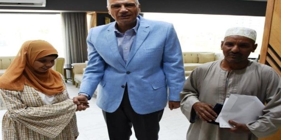 محافظ أسوان يكرم «فتاة البصيرة» الخامسة جمهوريًا في الثانوية الأزهرية - بلس 48