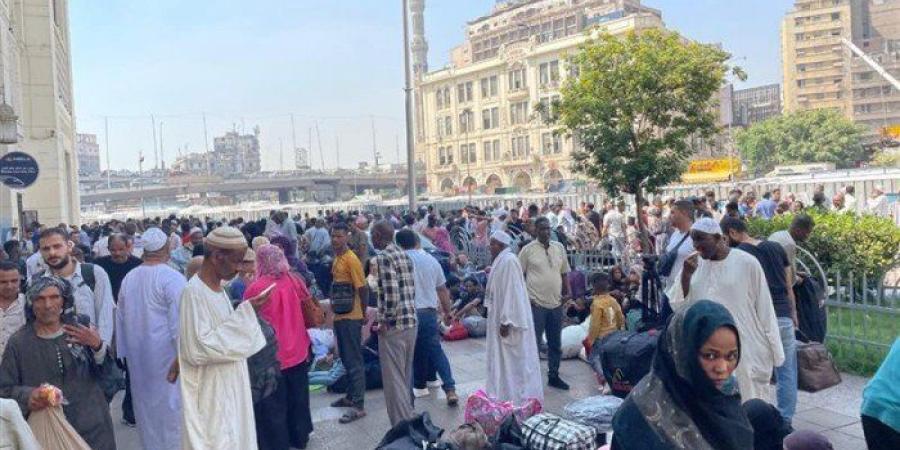 قطار السودانيين الثانى يستعد للانطلاق من محطة مصر للعودة الطوعية إلى السودان - بلس 48