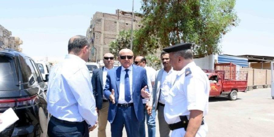 محافظ الأقصر يتفقد أعمال تطوير البنية التحتية بمنطقة سيالة بدران - بلس 48