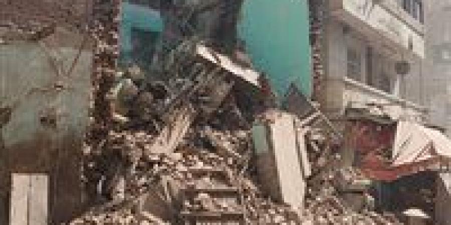 محافظ الغربية ومساعد وزير الداخلية لمنطقة وسط الدلتا ومدير الأمن يتابعون ازالة منزل قديم بطنطا - بلس 48