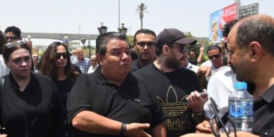 أبرزهم أحمد رزق.. نجوم الفن يساندون خالد جلال في جنازة شقيقه - بلس 48