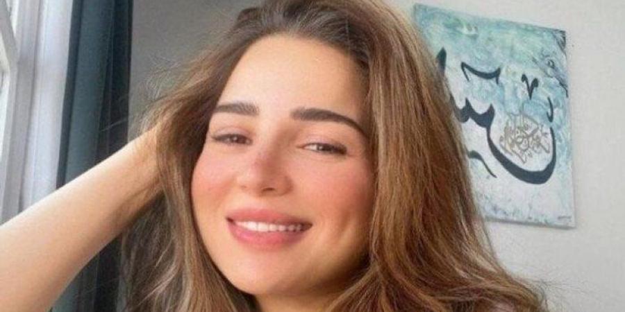 شاهد.. مي عز الدين تُغازل جمهورها بصورة خاصة من داخل غرفتها - بلس 48