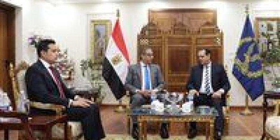 محافظ الفيوم يزور مدير الأمن ويهنئه بتجديد الثقة - بلس 48