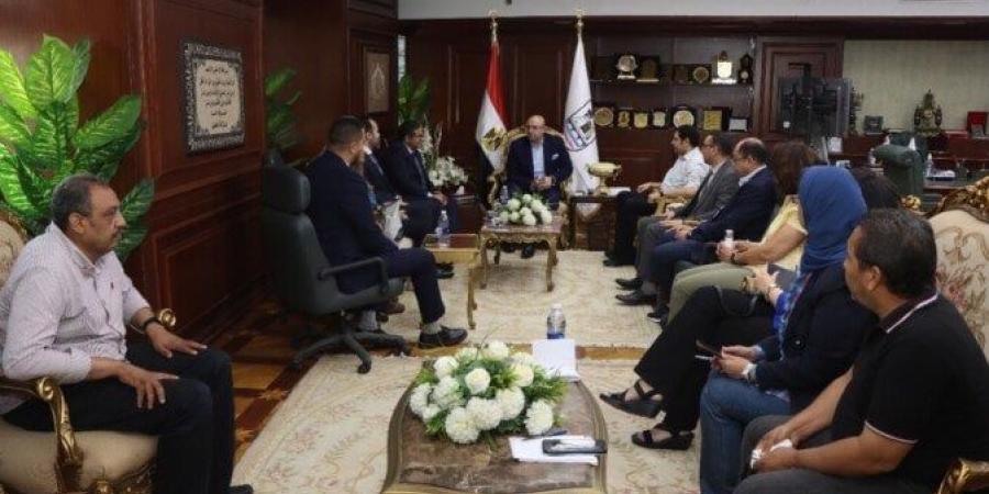 محافظ بني سويف يُناقش سُبل تعزيز التعاون في مجالات إنتاج الألبان ودعم صغار المُزارعين - بلس 48