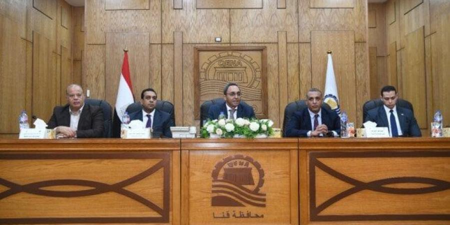 محافظ قنا ورئيس هيئة الرقابة الإدارية بقنا يعقدان اجتماعًا موسعًا مع إدارات المراجعة والحوكمة - بلس 48
