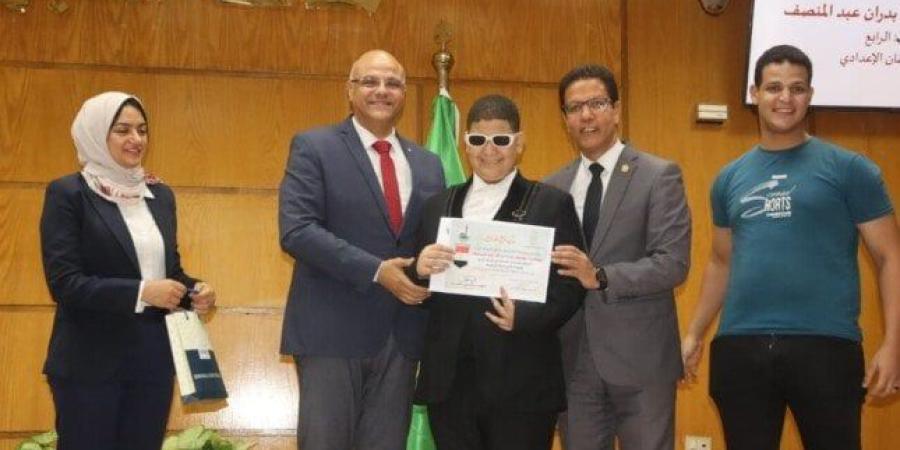 محافظ القليوبية يكرم 44 طالبا من أوائل الشهادات العامة والأزهرية والفنية - بلس 48