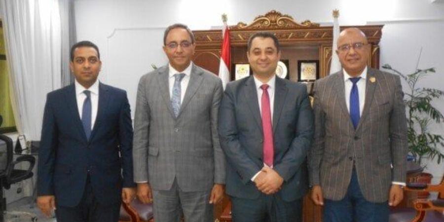محافظ قنا يستقبل مدير الصحة الجديد ويؤكد دعم المنظومة الطبية - بلس 48