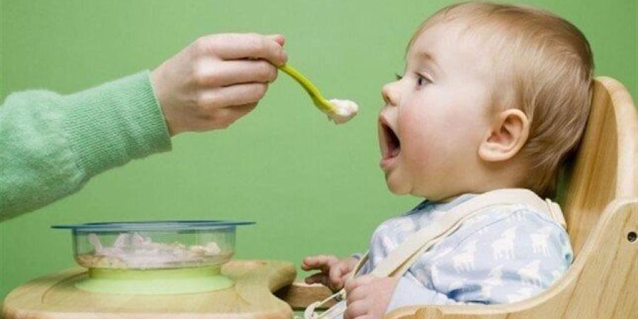 تسبب السمنة المبكرة.. احذري من تناول طفلك هذه المنتجات الغذائية - بلس 48