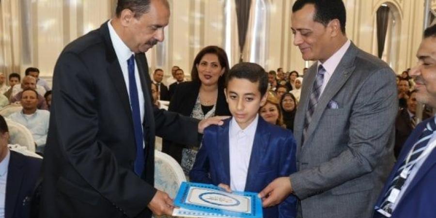 محافظ سوهاج يشهد حفل تكريم أوائل الشهادات العامة والحاصلين على المراكز الأولى في المسابقات العالمية - بلس 48