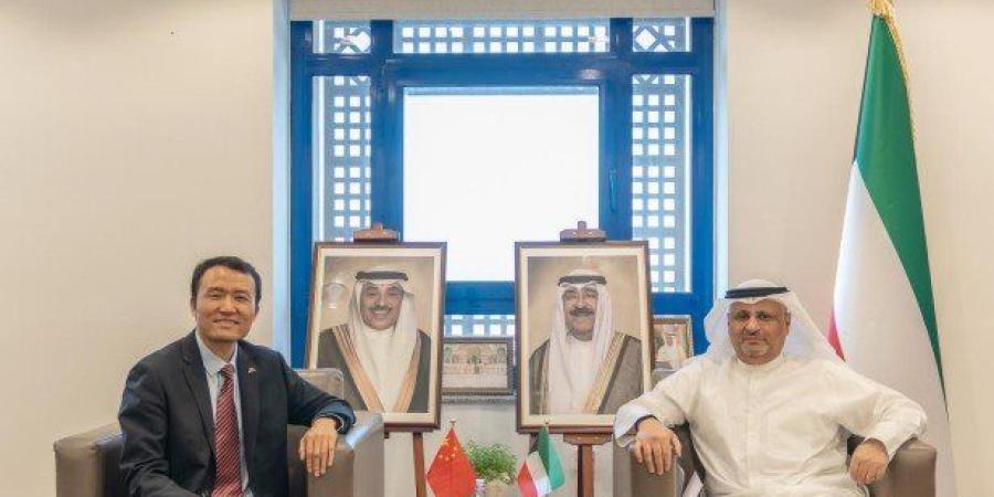 وزير الاتصالات الكويتي يبحث مع القائم بالأعمال بالسفارة الصينية سبل تعزيز التعاون بمجالات الاتصالات والتكنولوجيا - بلس 48