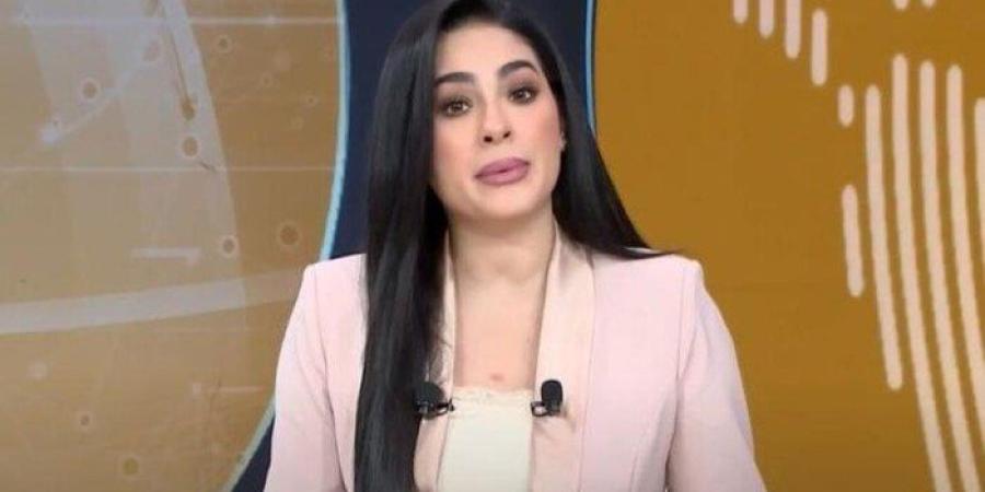 مشهد يؤكد الخيانة.. «إخواني» يرفع العلم الإسرائيلي أمام السفارة المصرية في تل أبيب - بلس 48