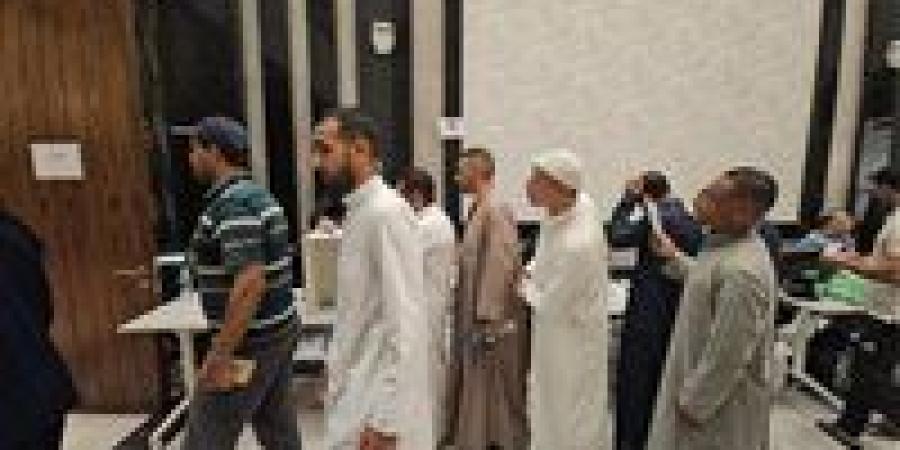 الجلباب الصعيدي في الصدارة.. المصريون في الخليج يسطرون صفحة جديدة فى حب الوطن.. الجاليات المصرية بالسعودية والكويت وعمان يحتشدون أمام اللجان - بلس 48