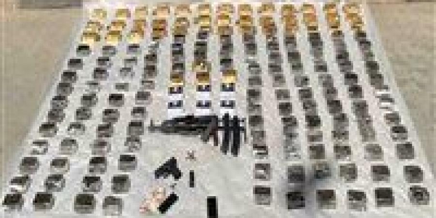 ضبط عنصرين شديدي الخطورة بحوزتهما 4.5 طن مخدرات وبندقية آلية في الإسماعيلية - بلس 48