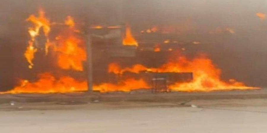 إصابة 4 أشخاص بينهم شرطيين في حريق مصنع مواد بلاستيكية بـ أكتوبر - بلس 48