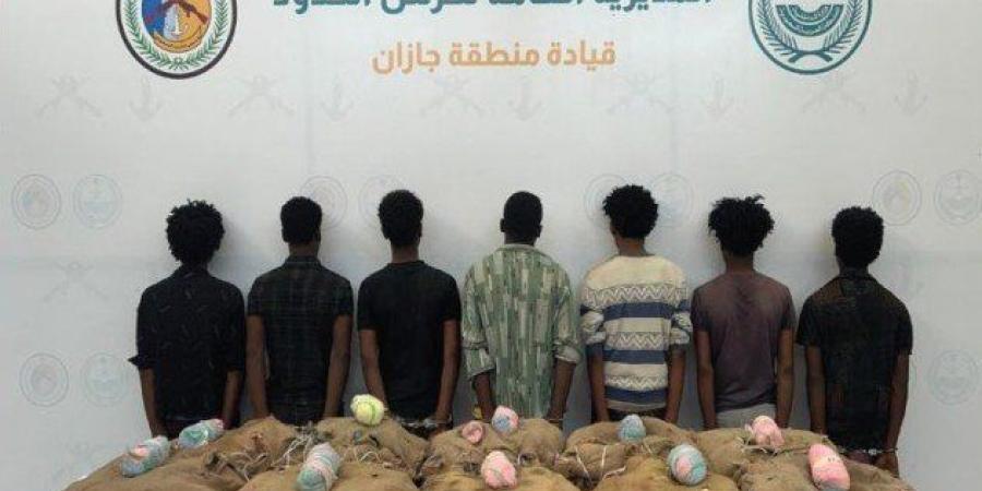 ضبط 7 أشخاص لمحاولتهم تهريب كمية من نبات القات المخدر بمنطقة جازان - بلس 48