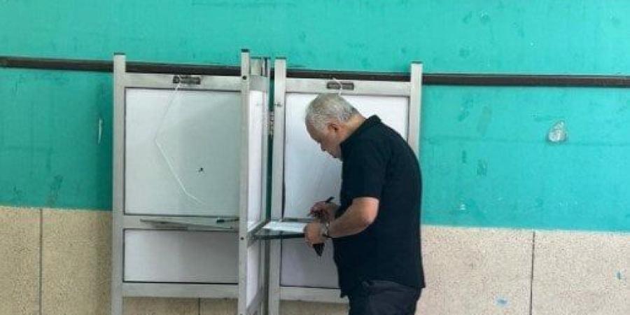 أشرف زكي نقيب الممثلين يدلي بصوته بانتخابات مجلس الشيوخ 2025 - بلس 48