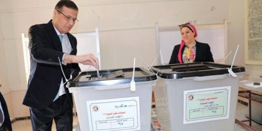 وزير الزراعة يدلي بصوته في انتخابات مجلس الشيوخ بمقر لجنته الانتخابية بالإسكندرية - بلس 48