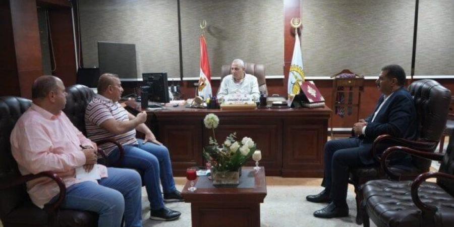 قبل انطلاق التصويت بساعات.. محافظ الغربية يترأس اجتماعًا لمتابعة استعدادات اللجان وغرف العمليات - بلس 48