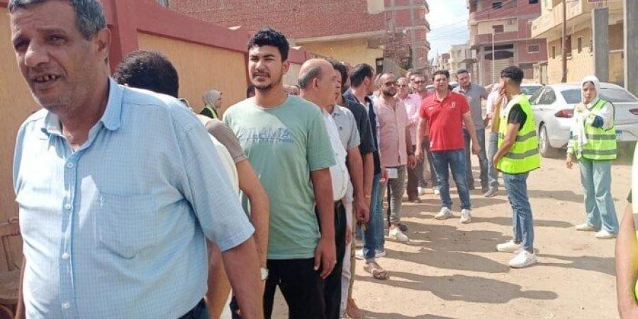 توافد المواطنين علي لجان محافظة الغربية تواجد ملحوظ للسيدات والشباب - بلس 48