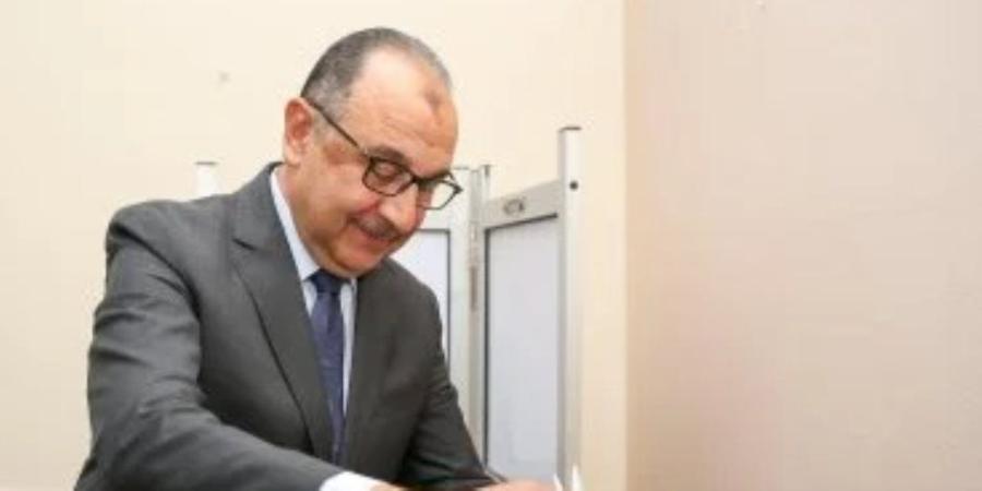 وزير قطاع الأعمال يُدلى بصوته فى انتخابات مجلس الشيوخ بالتجمع الخامس (صور) - بلس 48