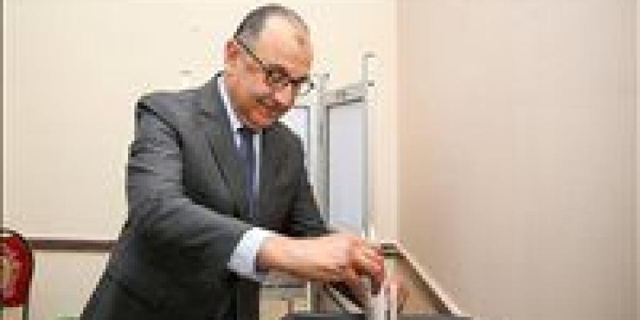 وزير قطاع الأعمال العام يُدلي بصوته في انتخابات مجلس الشيوخ بالتجمع الخامس - بلس 48