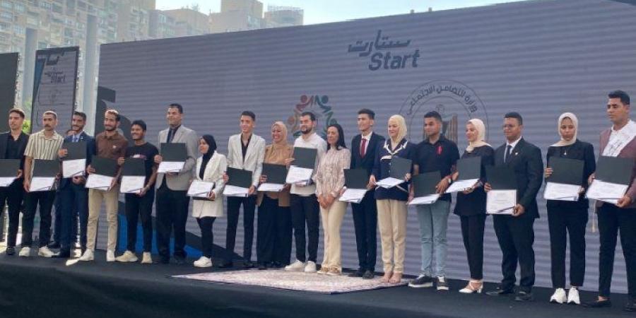 وزيرة التضامن تكرم جامعة الأقصر في قمة ستارت - بلس 48