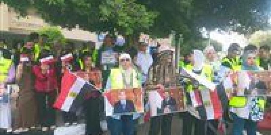مواطنون يوجهون التحية للرئيس السيسى أثناء التصويت بانتخابات مجلس الشيوخ ..ويرفعون صوره - بلس 48