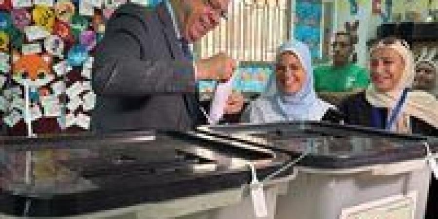 وزير الطيران المدني يُدلي بصوته في انتخابات مجلس الشيوخ ويؤكد: المشاركة الإيجابية واجب وطني يعكس وعي المصريين - بلس 48