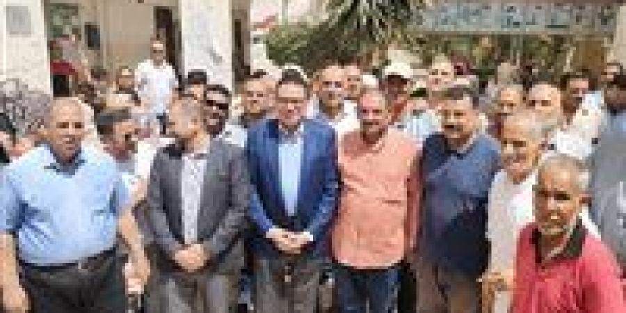 حشود خلف هشام الحصرى أثناء التصويت في انتخابات الشيوخ.... والنائب يؤكد: مشاركة المواطنين ضرورة وطنية - بلس 48