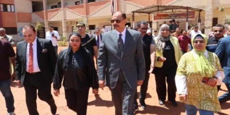 محافظ سوهاج يتفقد عددا من اللجان للاطمئنان على سير العملية الانتخابية - بلس 48