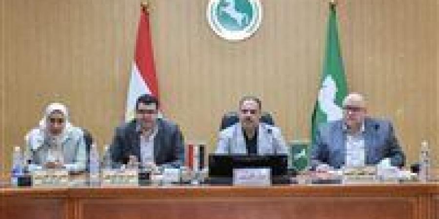محافظ الشرقية يترأس غرفة العمليات الرئيسية ويتابع سير انتظام اليوم الثاني لانتخابات مجلس الشيوخ - بلس 48