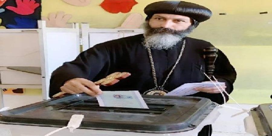 أسقف برج العرب والعامرية بالإسكندرية يُدلي بصوته في انتخابات الشيوخ - بلس 48