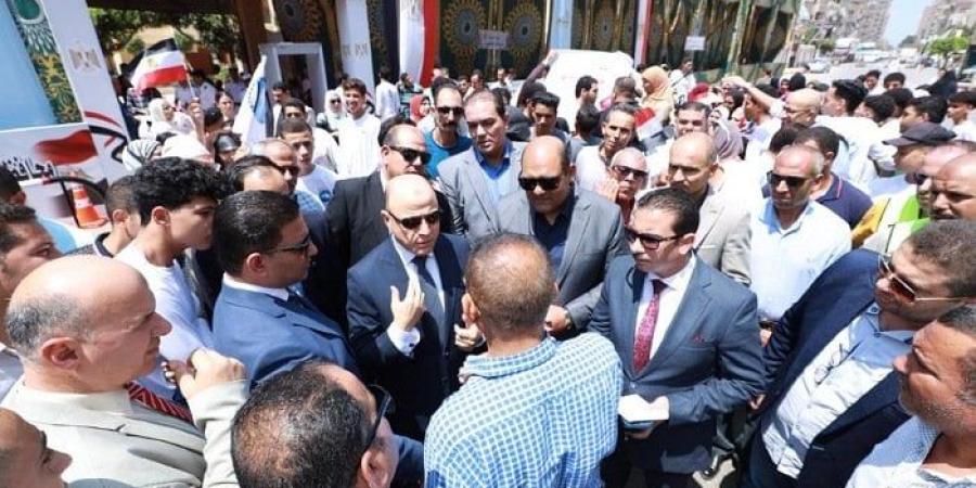 محافظ كفرالشيخ يتفقد سير انتخابات مجلس الشيوخ بمدرسة أحمد زويل الثانوية بدسوق - بلس 48
