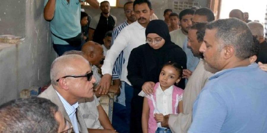 محافظ الأقصر يؤدي واجب العزاء في ضحايا حادث ترعة الكلابية بإسنا - بلس 48