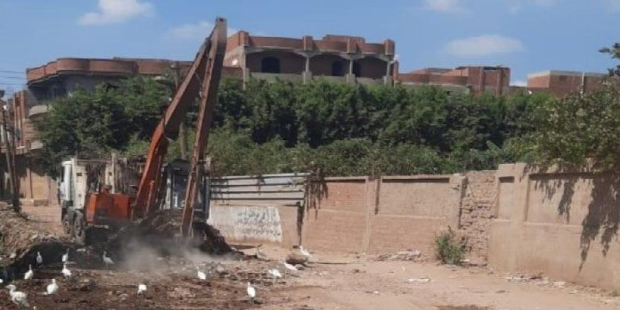 حملة مكبرة لتطهير ترعة كفر طنبدي بصناديد وإزالة التلوث بالتنسيق بين البيئة والري - بلس 48