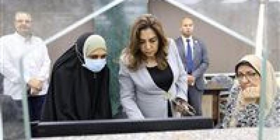 لمتابعة تقديم الخدمات للمواطنين بالمركز التكنولوجي.. وزيرة التنمية المحلية تقوم بجولة مفاجئة على حي الموسكي بالقاهرة - بلس 48