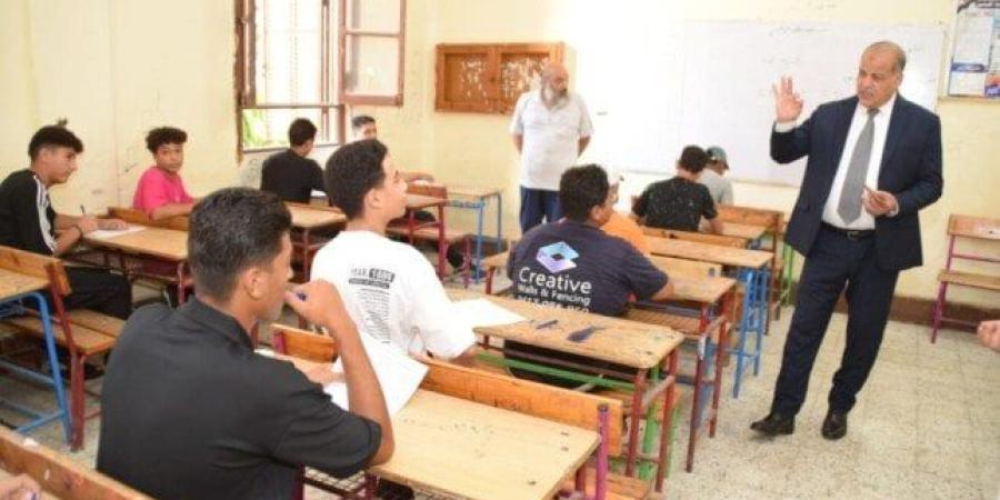 مدير تعليم بورسعيد يتفقد امتحانات الدور الثاني للشهادة الإعدادية بمدارس إدارة شرق - بلس 48