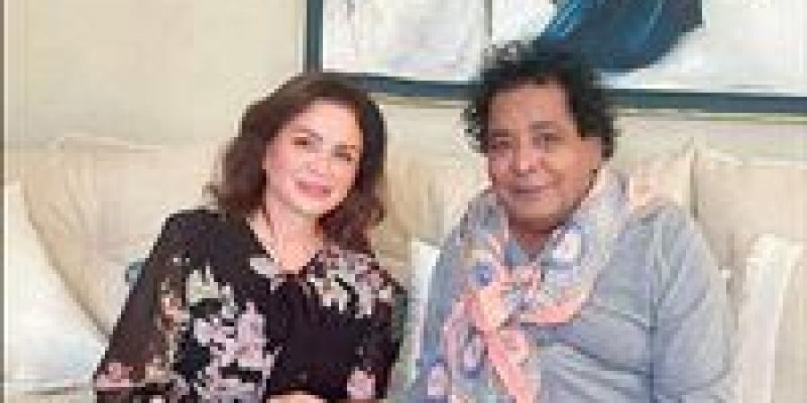 رفقة إلهام شاهين.. أول ظهور لـ محمد منير بعد خروجه من المستشفى - بلس 48