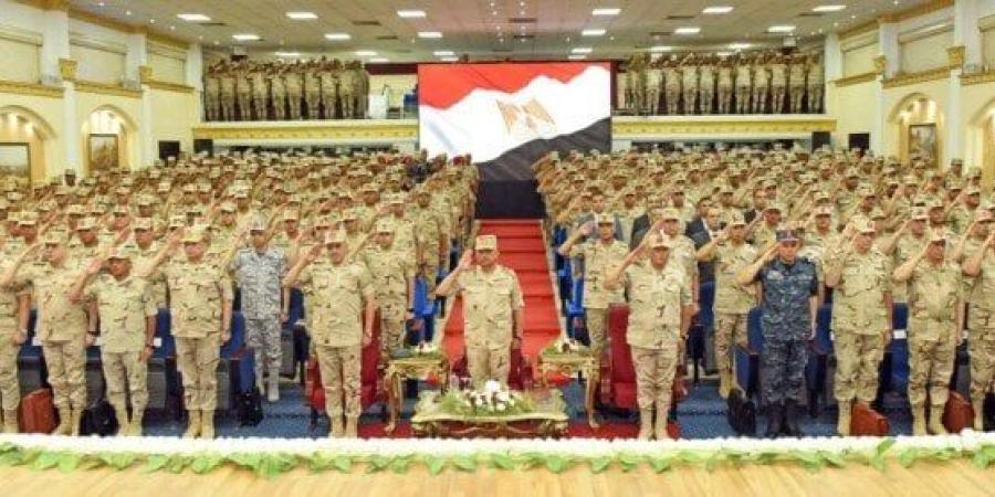وزير الدفاع يلتقي عددًا من مقاتلي المنطقة الجنوبية العسكرية‎ - بلس 48