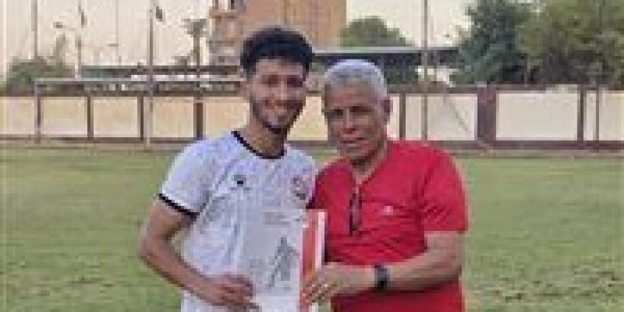 المنيا يتعاقد مع محمد السيسي ظهير أيمن مصر للتأمين موسمين - بلس 48