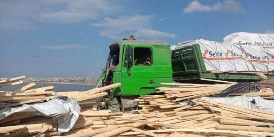 فتح الطريق الزراعى بعد انقلاب سيارة نقل محملة بالأخشاب في القليوبية - بلس 48