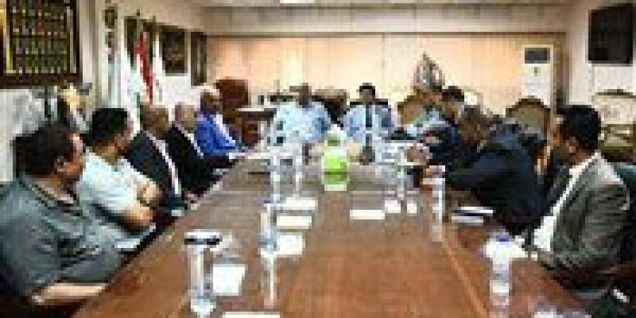 وزير الرياضة ورئيس اللجنة الاولمبية المصرية يجتمعان باتحادات رفع الأثقال والمصارعة - بلس 48