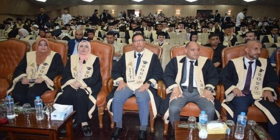 رئيس جامعة بنها يشهد حفل تخريج دفعة جديدة من طلاب علوم الرياضة - بلس 48