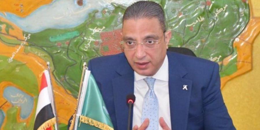 محافظ الفيوم يعلّق العمل الميداني لعمال النظافة خلال ذروة الموجة الحارة - بلس 48