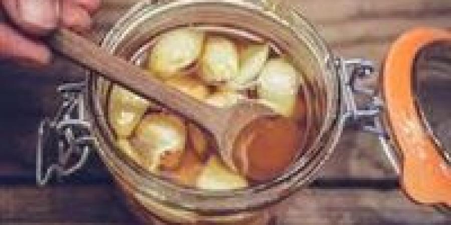 مزيج الثوم والعسل.. وصفة قديمة بقدرات طبية مذهلة - بلس 48