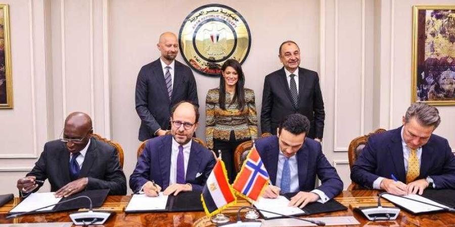 وزيرا
      التخطيط
      وقطاع
      الأعمال
      العام
   ... - بلس 48